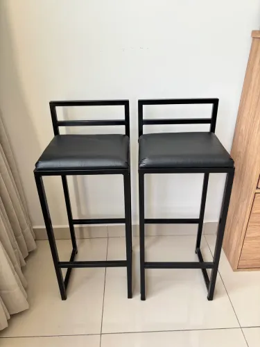 2 banquetas de ferro pretas e assentos acolchoados 