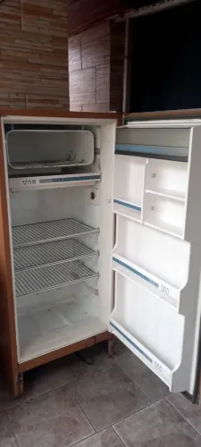 Geladeira antiga de barbada !