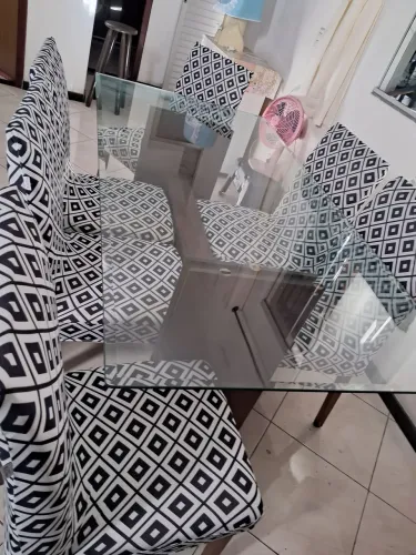 Jogo de mesa de vidro com 6 cadeiras.