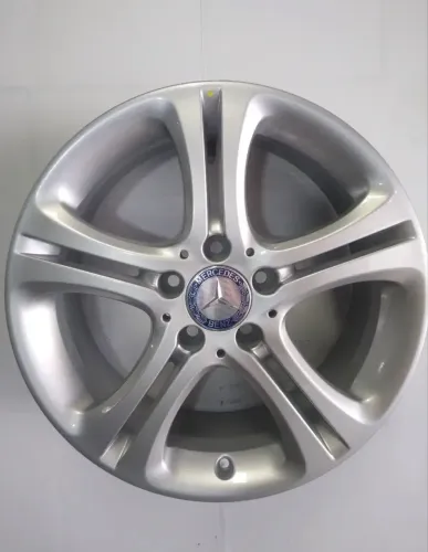Aro 17 5 x 112 Mercedes com 4 pneus novos.
