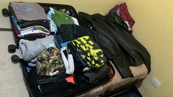 Mala/Maleta com 50 peças De roupas E Mochila de Brinde