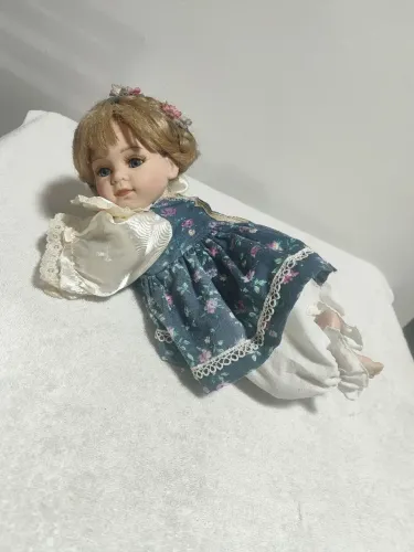 Boneca antiga em tecido e porcelana