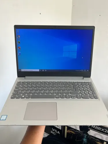 Notebook Lenovo Core i5 da 8a Geração.