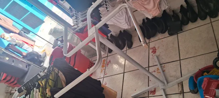 Arara expositor de roupas de loja