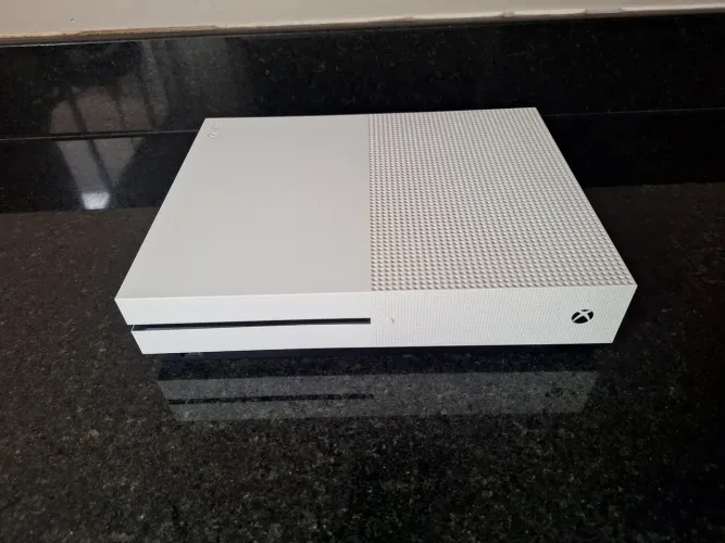 Vendo Xbox One S 1TB Usado + Controle + Cabos HDMI e Fonte