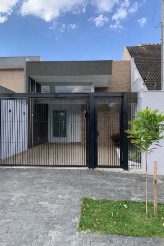 Casa à Venda com 3 quartos, 1 suíte e 150m² por R$ 700.000 - JD. LICE