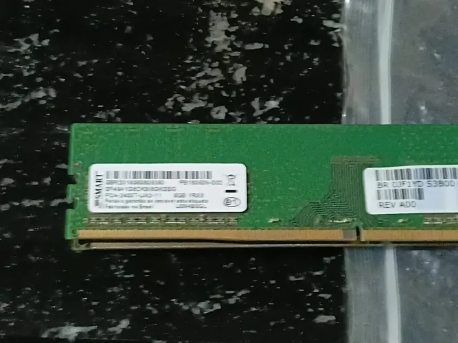 Memoria ddr4 8gb 2400 MHz ADATA funcionando perfeitamente