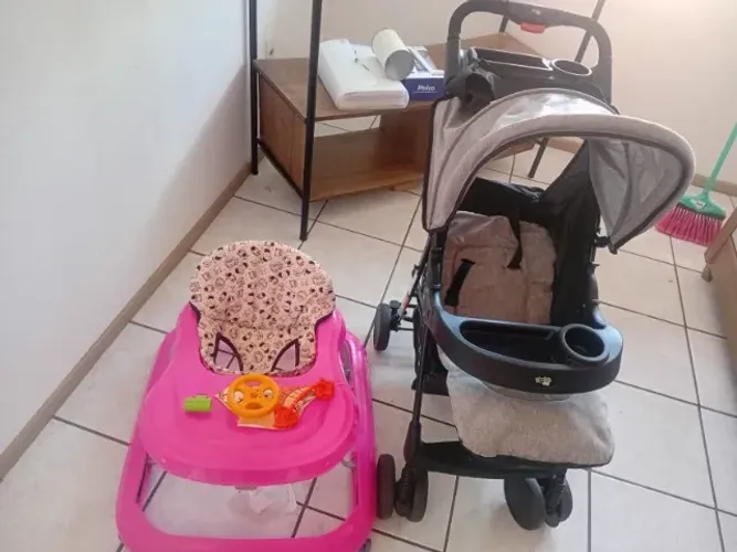? Kit bebê completo e conservado! ? Carrinho, andador, canguru e sapatinho em ótimo estado
