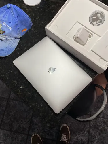 MacBook Air (M1, 2020) - 13,3?