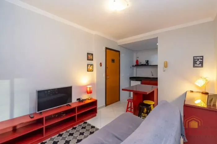 Studio mobiliado no Centro de Curitiba com vaga e salão de festas
