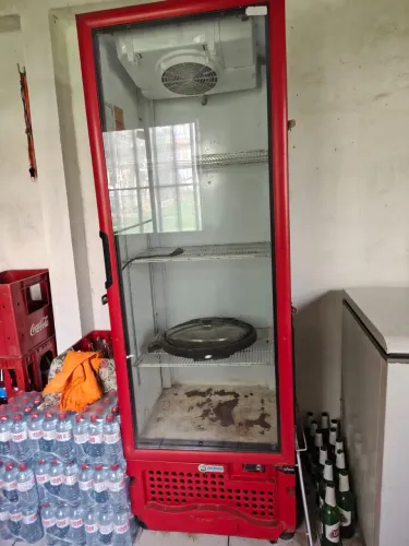 Freezer vertical vermelho 