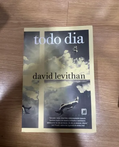 Vende-se livro usado: Todo dia David Levithan
