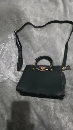 Bolsa em couro sintético Preta. Com alças.