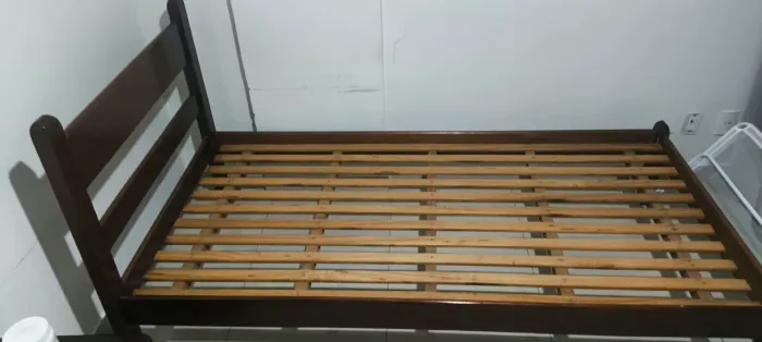 Cama com cabeceira e colchão