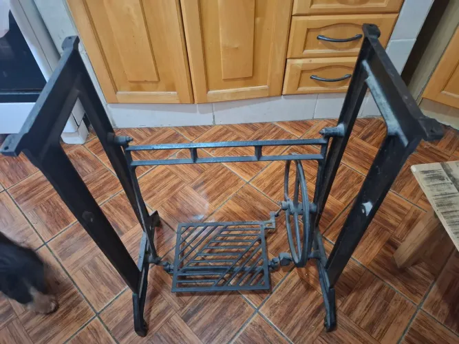 Pé de ferro de máquina de costura antiga. 