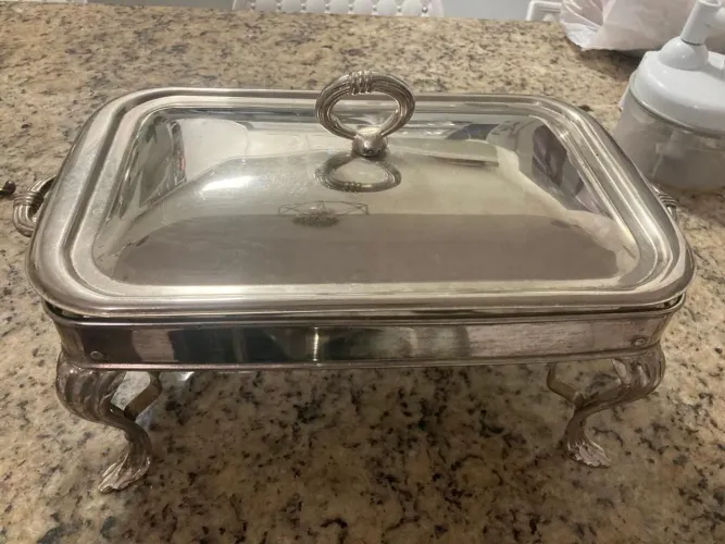 Rechaud retangular prateado, utilizado para manter alimentos aquecidos à mesa