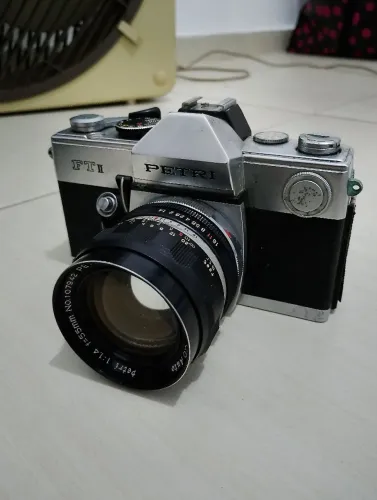 Máquina fotográfica PETRI FT2