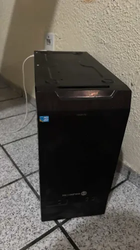 Vendo tela e CPU de computador