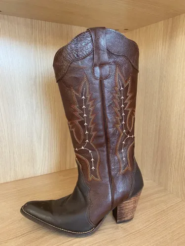 Bota couro legítimo DLuka número 35