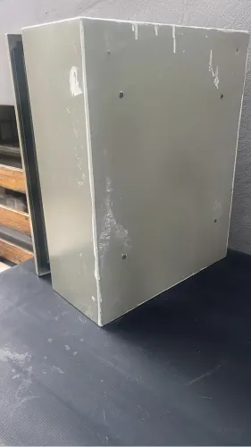 Caixa de ferro para instalação elétrica