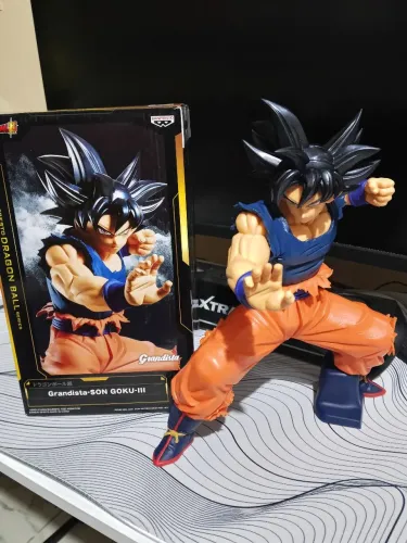 Action figure Goku UI