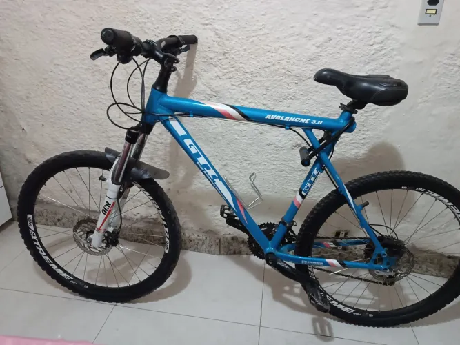 Raridade bicicleta gtÏ avalanche 3.0. Shimano alívio suspensão é freios idraulicos v/t
