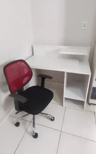 Escrivaninha com cadeira muito confortável. Vndo somente os dois juntos ( leia o anúncio )
