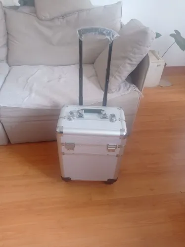 Compre uma excelente maleta de maquiagem muito espaçosa, e com chave dois compartimento,