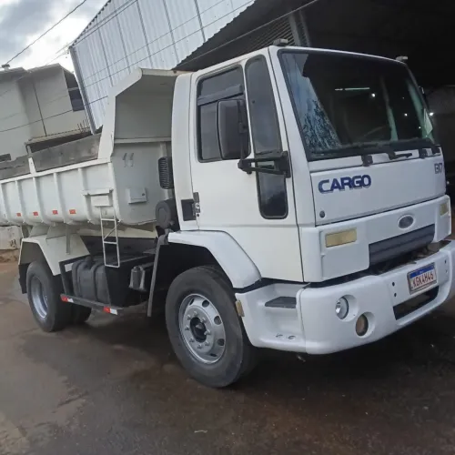 Caminhão caçamba 