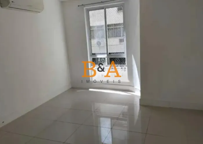 B&A Vende Apartamento reformado com 70m² na quadra da praia - Rua Paissandu