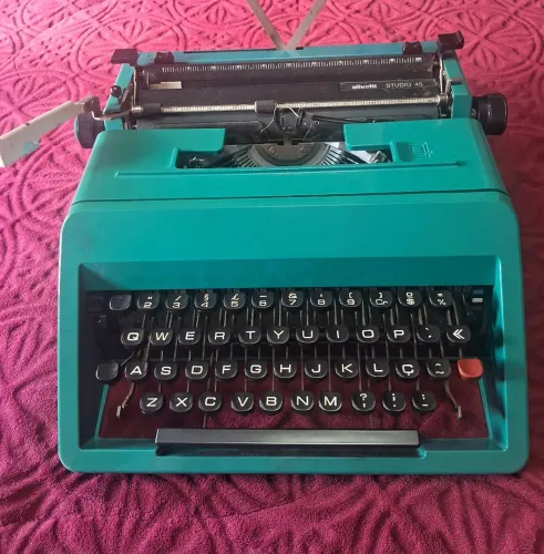 Máquina de escrever olivetti 45