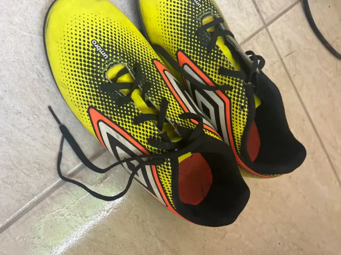 Umbro amarela society tamanho 38-39
