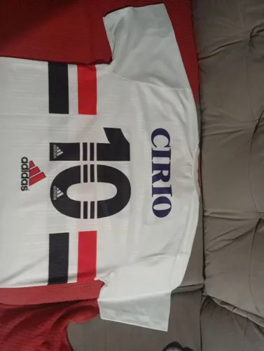 Camisa oficial com 39 anos patrocinada pela Adidas