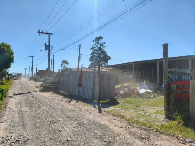 Vendo Terreno medindo 22x34 com Galpão feito todo de madeira tratada..