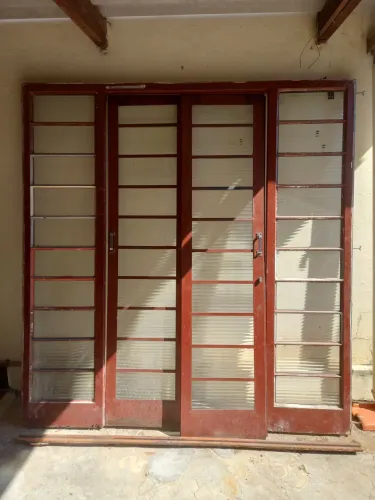 Venda de porta de ferro com 4 faces, as duas internas de abrir para os lados.