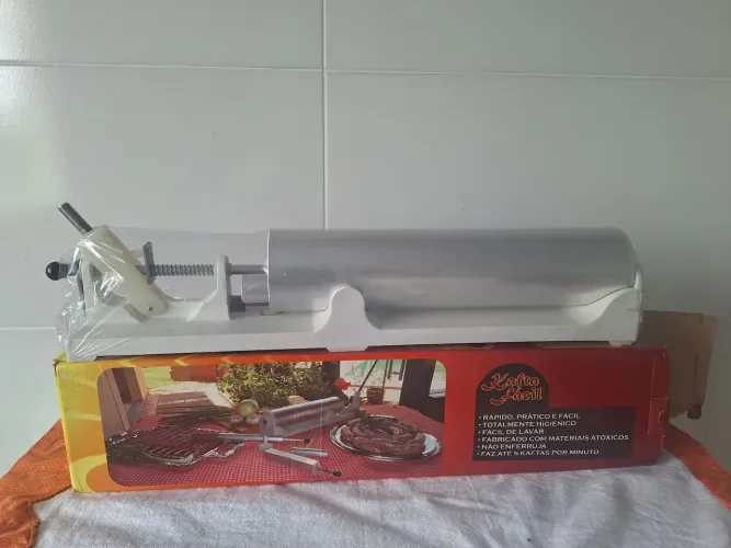 Máquina modeladora de kafta e Línguiça.  Sem uso,ainda na embalagem original 