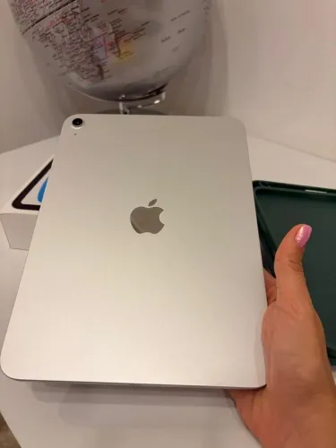 iPad décima primeira geração,aparelho em estado de loja,sem nenhuma marca de uso