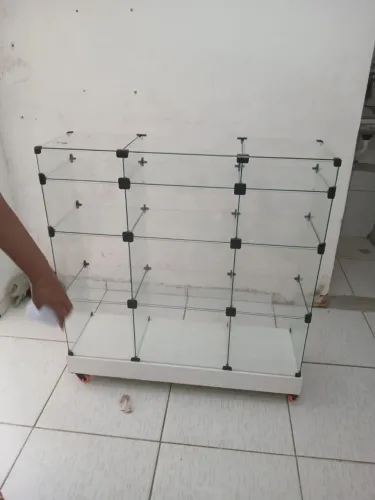 Vende-se um balcão  de vidro expositor de loja 