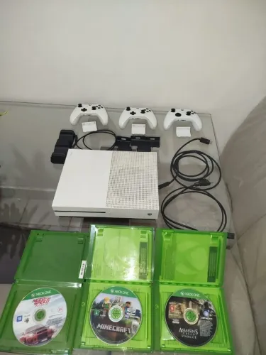 Xbox One A 500GB + 3 jogos + controle Séries + carregador de baterias