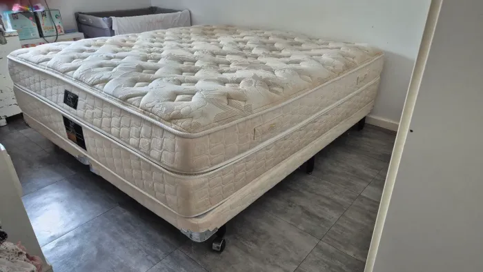 Colchão king ( King Koil) Victoria Linen com Pillow Top
