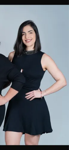 Vestido preto com bordado na gola