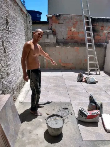 Pedreiro, ladrilheiro, pintor disponível