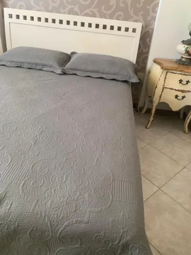 Cama de casal com colchão e capa
