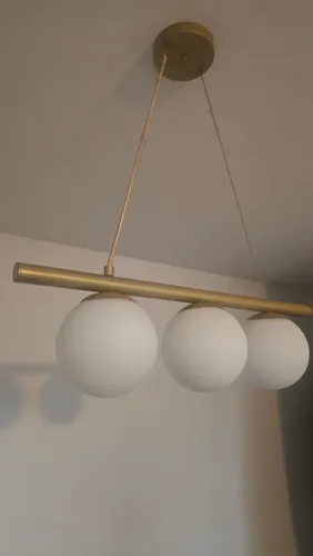 Lustre pendente esferas com lâmpada.
