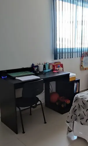 Vendo escrivaninha de escritório preta sem gaveta para PC com gabinete usada