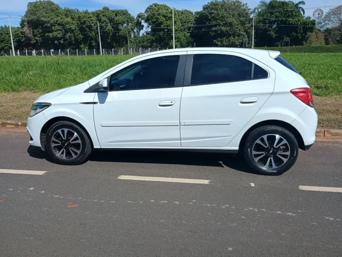Chevrolet Onix Hatch LTZ 1.4 8V Flex Power Aut. 4P 2015