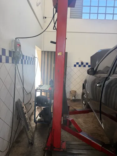 Vendo Elevador Automotivo em perfeito estado, todo revisado recentemente
