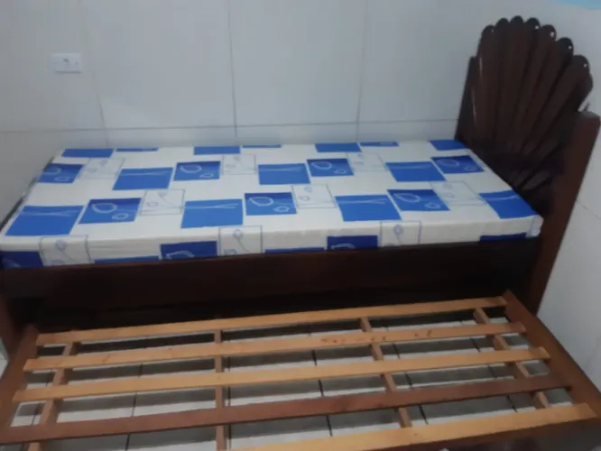 Guarda roupa de madeira com cama e colchão incluso