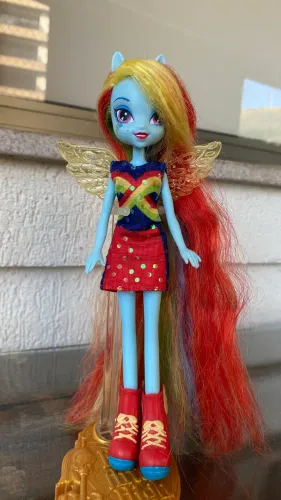 boneca Rainbow Dash da linha My Little Pony Equestria Girls