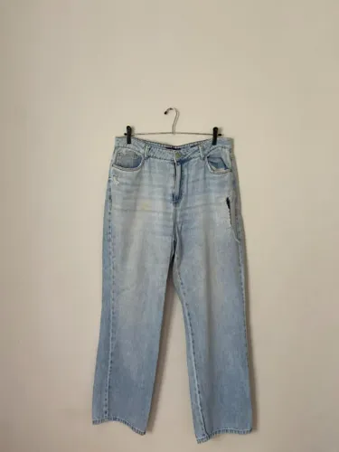 Calça Jeans Mom High Waist - Lavagem Clara & Detalhes Destroyed - POOL 